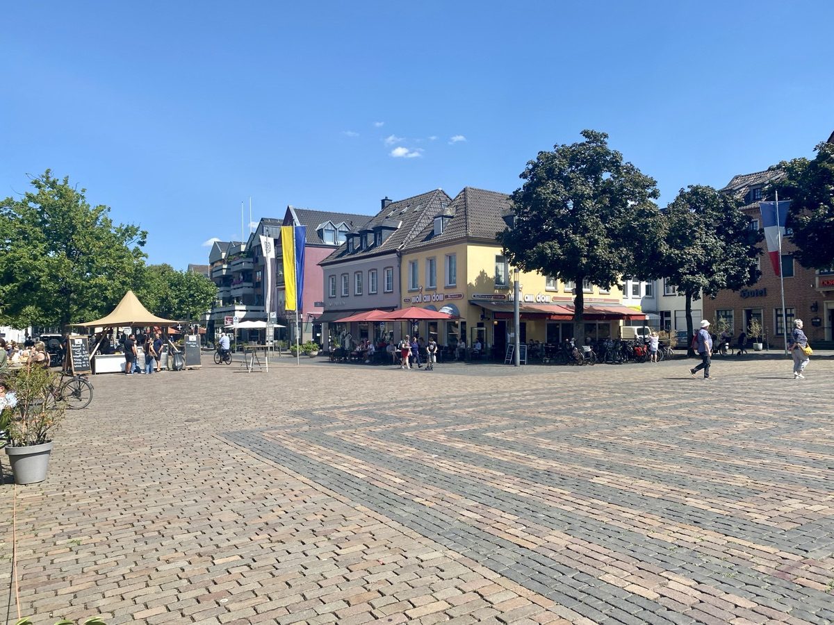 Market square in Xanten's old town with cafés and historic houses